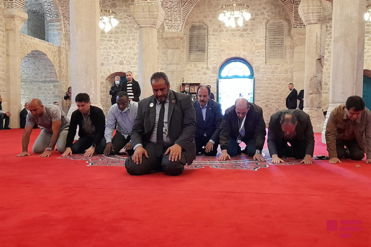 Bəzi müsəlman ölkələrinin Azərbaycandakı diplomatları Yuxarı Gövhər Ağa məscidində namaz qılıb