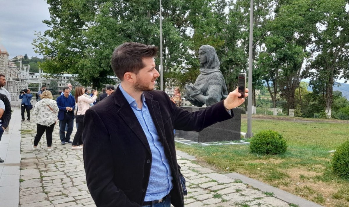 Xarici diplomatlar Şuşada Üzeyir Hacıbəyli, Natəvan və Bülbülün “güllələnmiş heykəlləri”nə baxıblar