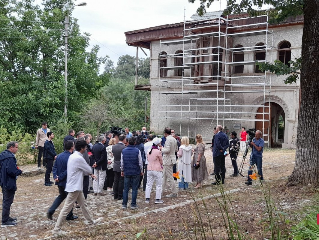 Xarici diplomatlar Şuşada Mehmandarovların malikanə kompleksinə baş çəkib