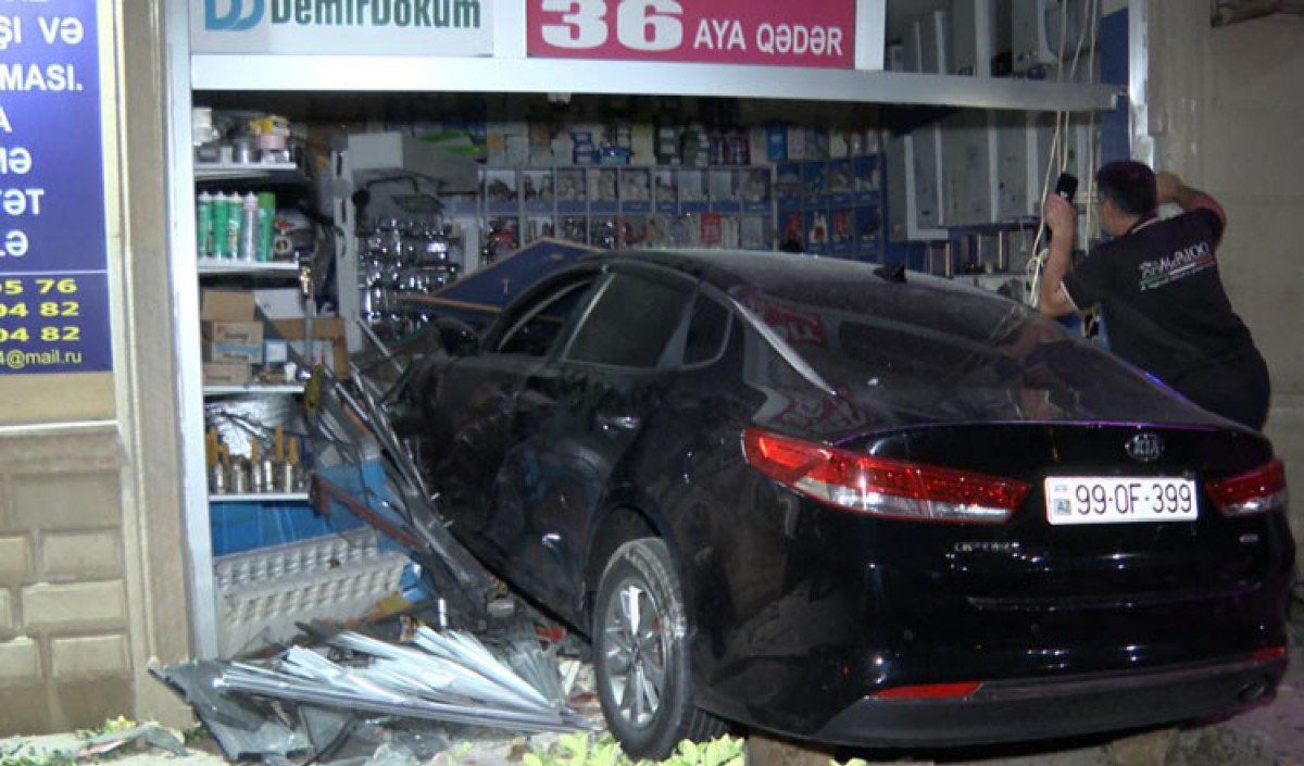 Bakıda avtomobil mağazaya girib - FOTO