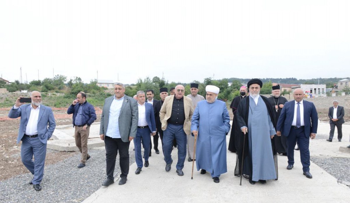 Dini konfessiyaların rəhbərləri Şuşada yeni tikiləcək məscidin ərazisinə baş çəkib