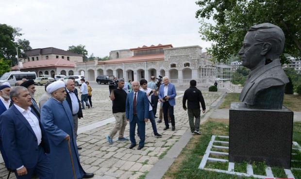 Dini konfessiya rəhbərləri Şuşada Üzeyir Hacıbəyli, Bülbül və Natəvanın “güllələnmiş heykəllər”inə baxıb