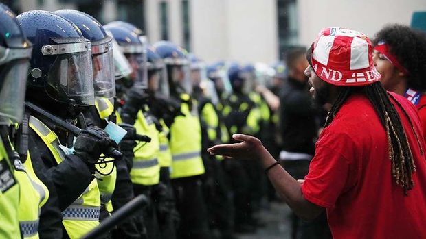 В Лондоне 19 полицейских пострадали в столкновениях с болельщиками - ВИДЕО