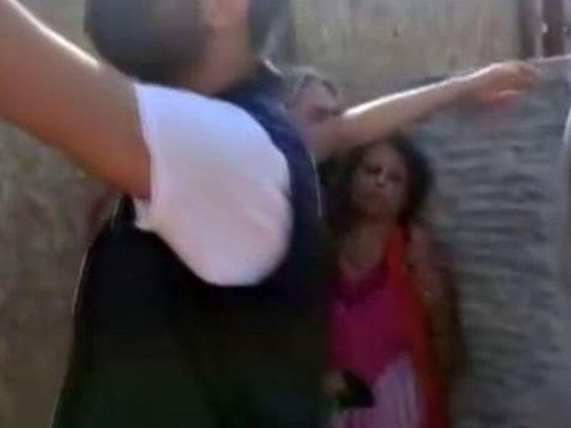 Bayrağı cıran iranlı qadın parça-parça olunmaqdan güclə qurtardı - Deportasiya olunacaq - VİDEO