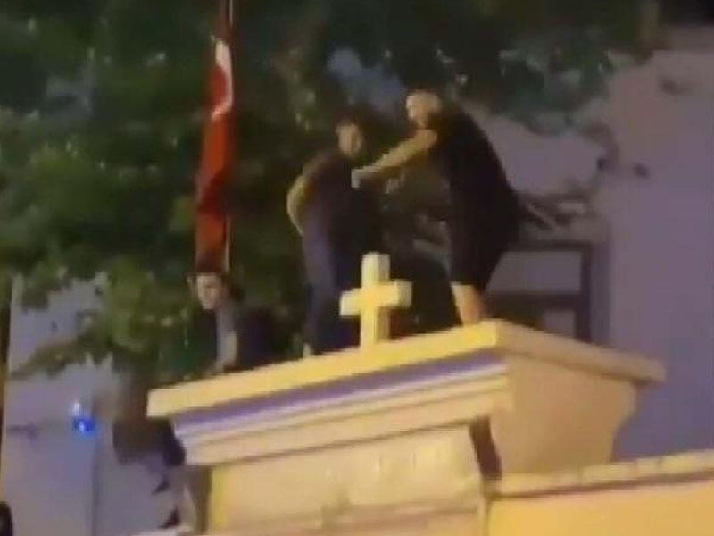 Erməni kilsəsinə çıxıb rəqs etdilər - VİDEO