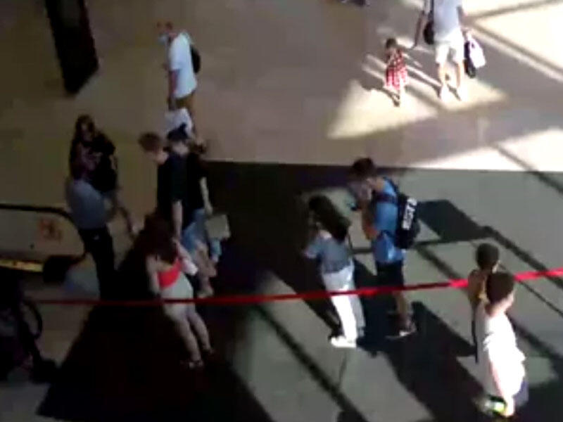 Maska taxmaq istəmədi - Mühaifzəçi tərəfindən sərt şəkildə döyüldü - VİDEO