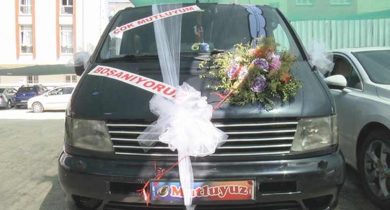 Boşanmağa bəzədilmiş avtomobillə getdi - FOTO