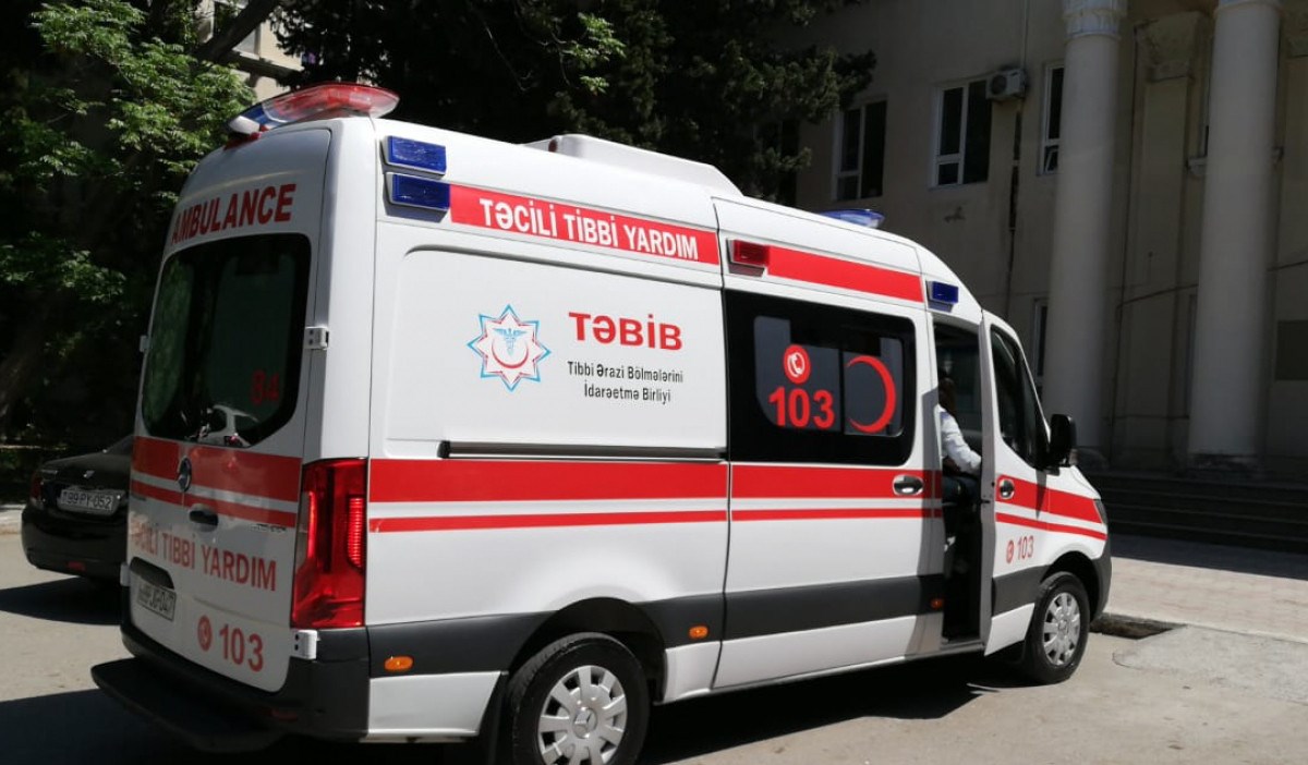 Mingəçevirdə zəncirvari qəzada təcili tibbi yardım maşını əzilib, yaralılar var
