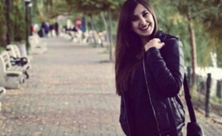 Müəllim tələbə qızı maşını ilə boş əraziyə apardı - Onları yerdə uzanıqlı görən kəndlilər... - FOTOLAR