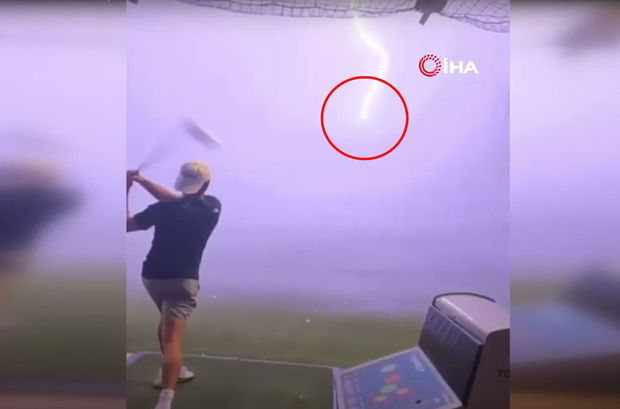 Milyonda bir rast gəlinən hadisə: Havadakı topu ildırım vurdu - VİDEO