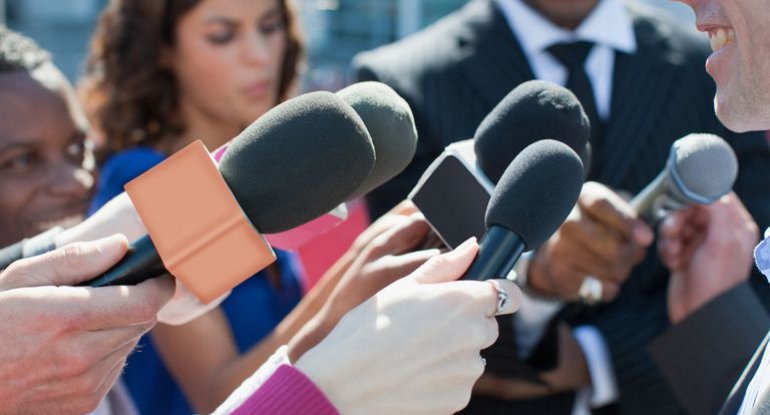 Gürcü jurnalistlər canlı efirdə hökumətə brifinq keçirməyə imkan vermədi