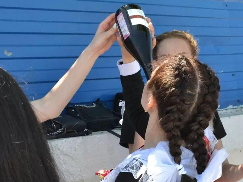 Məzun günü içib dava salan müəllimələr işdən qovuldu - Direktora töhmət elan olundu