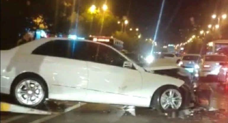 Rusiyada deputat maşınla polisi vurdu - FOTO