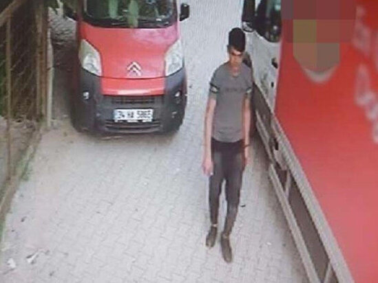 Təcavüz etmək istədiyi qız müqavimət göstərdi, başını daşla əzdi - VİDEO