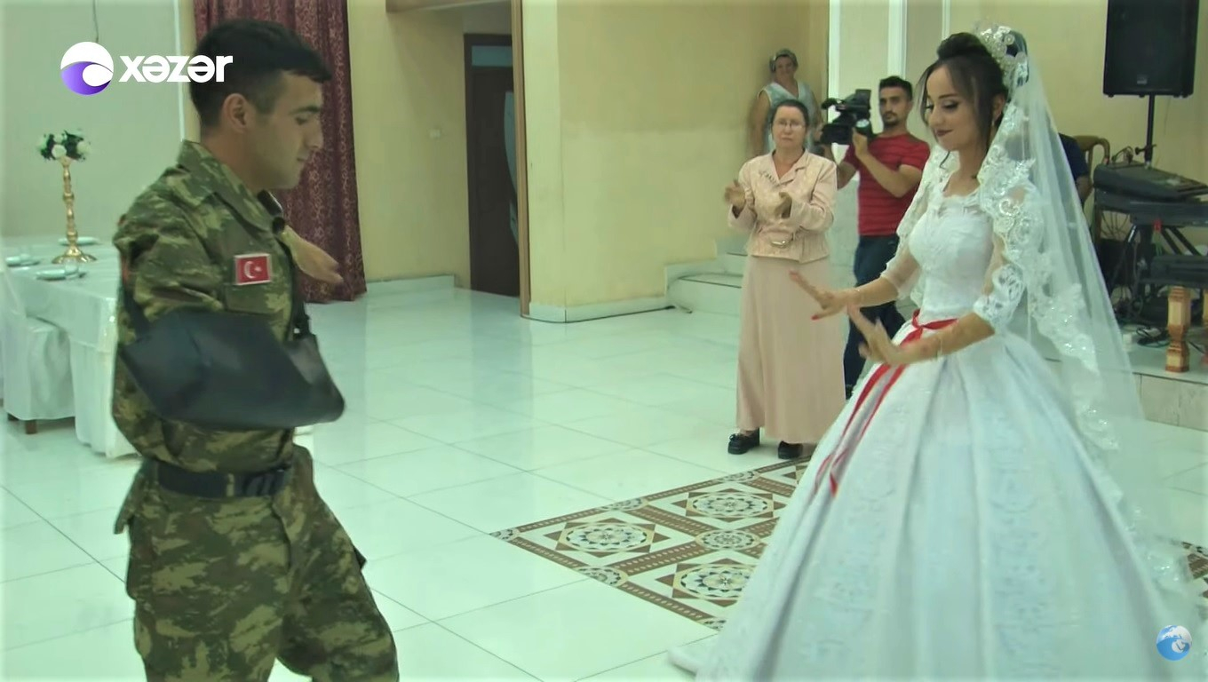 Müharibədə bir qolunu itirən qazimizə dostu toy etdi - VİDEO