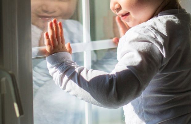 В Баку двухлетний ребенок упал с третьего этажа