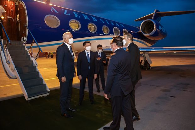 Азербайджан передал Узбекистану 50 тыс. доз вакцин от коронавируса - ФОТО