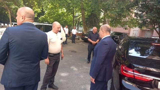 Nəsimi rayonunda şəhid ailəsinin yaşadığı binanın həyətində və mənzilində əsaslı təmir işlərinə başlanılıb