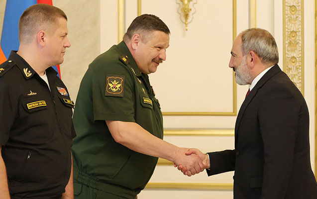 Paşinyan rusiyalı generalla sərhəddəki vəziyyəti müzakirə etdi