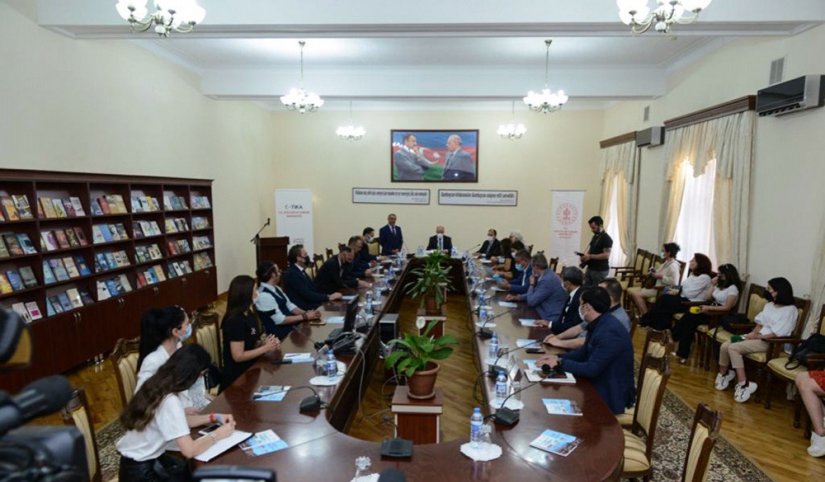 Türkiyədən gətirilmiş 10 min nüsxə kitab Milli Kitabxanaya təqdim edilib