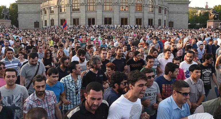 Ermənistanı tərk edənlərin sayı artır: ilin sonuna qədər...