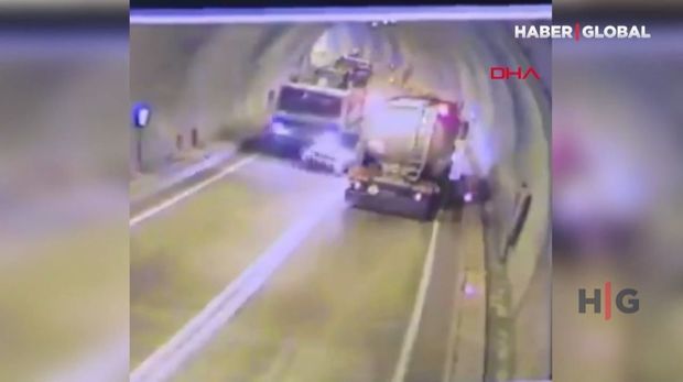 Minik avtomobili tuneldə yanacaq daşıyan maşınla kranın arasında qaldı – ANBAAN VİDEO