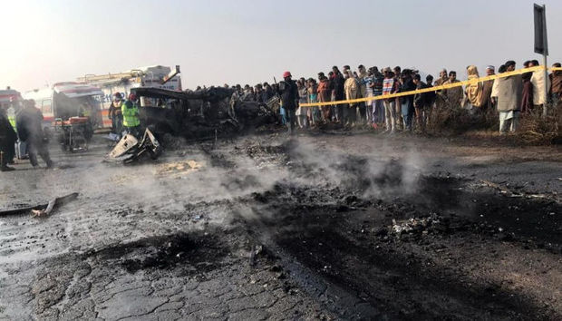 СМИ: В результате ДТП на северо-востоке Пакистана погибли 27 человек - ФОТО