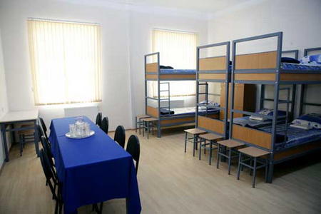 Müştəri qızın boğazını kəsən taksi sürücüsü təcridxanada öldü