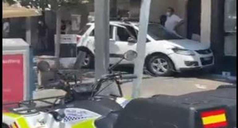 Dəhşətli qəza: insanlar qan içində yerdə qaldı - VİDEO