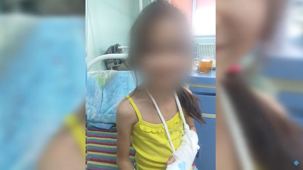 Ana dəcəllik edən qızının barmaqlarını kəsdi - VİDEO