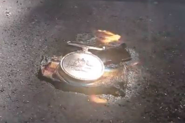 Avstraliyalı veteranlar əfqanlara görə medallarını yandırıblar - VİDEO