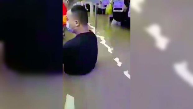 По меньшей мере 12 человек погибли при затоплении метро в Китае - ВИДЕО