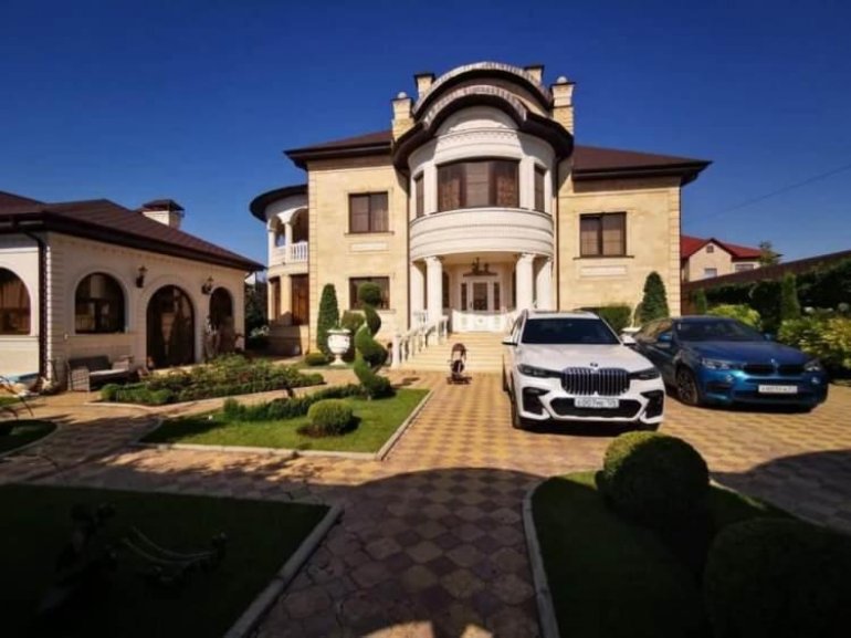 Ölkə şokda: Polis rəisinin evindən qızıl unitaz çıxdı - Rusiyada + FOTO