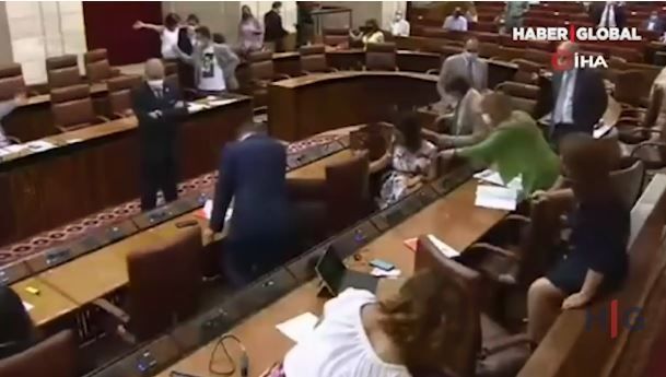 İspaniyada parlamentə girən sıçan aranı qarışdırdı – VİDEO