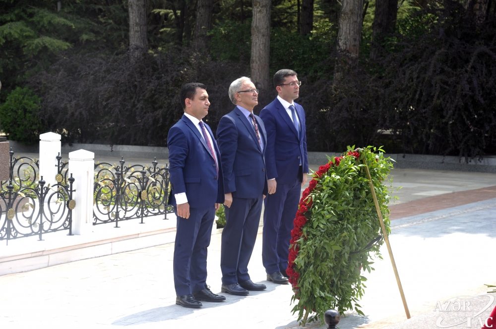 Azərbaycan mətbuatının nümayəndələri Fəxri xiyabanda ulu öndər Heydər Əliyevin məzarını ziyarət ediblər