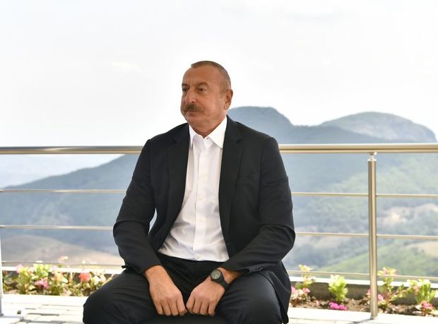 İlham Əliyev: “Müharibədən ən çox əziyyət çəkən ölkə Azərbaycandır, amma pulu Ermənistana verirlər”