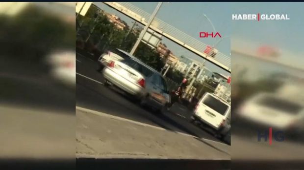 Həyatını təhlükəyə atıb magistral yolda rəqs etdi - VİDEO