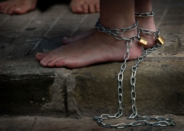 Azərbaycanda ana tanışı ilə 18 yaşlı qızını tualetdə zəncirlə bağladı - RƏSMİ