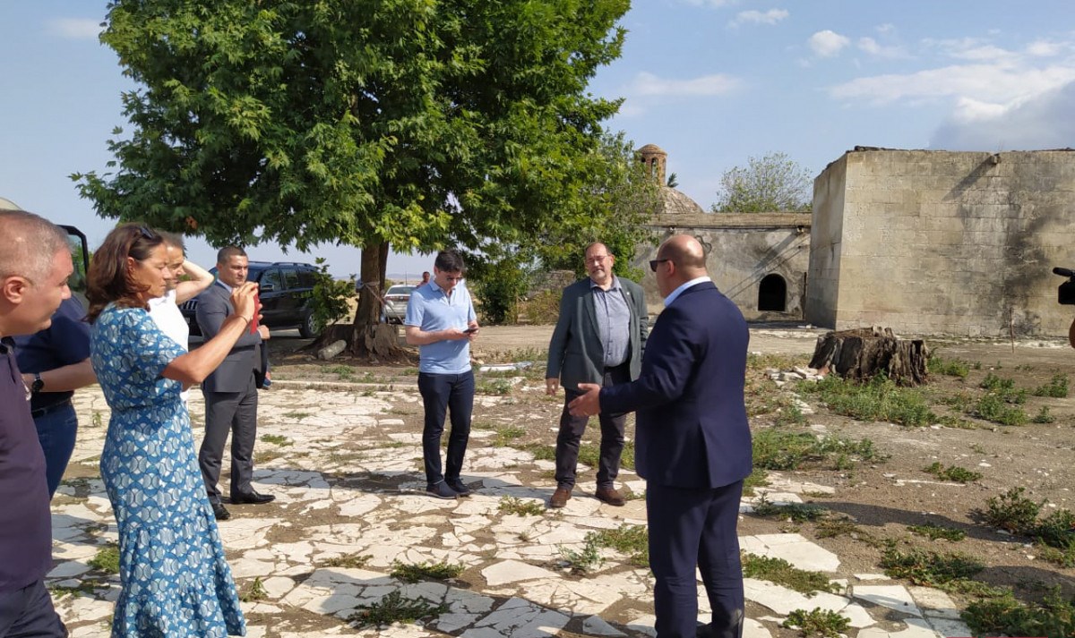 Fransalı deputatlar İmarət qəbiristanlığını və İmarət stadionunu ziyarət ediblər