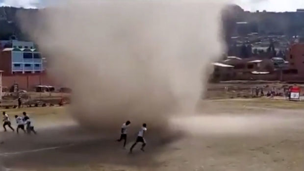 Tornado futbolçunu havaya qaldırıb, yerə çırpdı - VİDEO