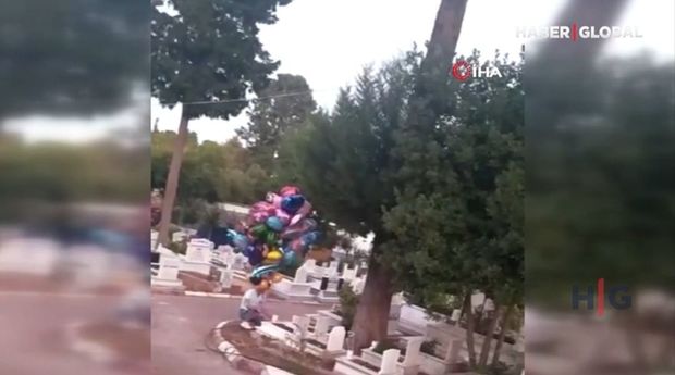 Uşaq qəbirlərinə şarlar bağlayıb insanları duyğulandırdı - VİDEO