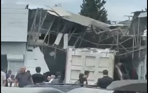 Bakıda yük maşını obyektə çırpıldı - Video