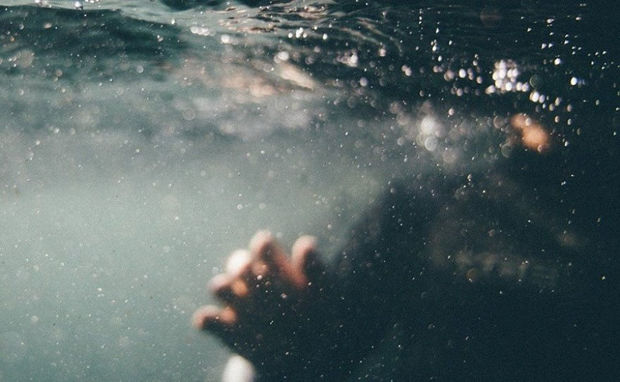 Bulvarda gənc qız intihar edib