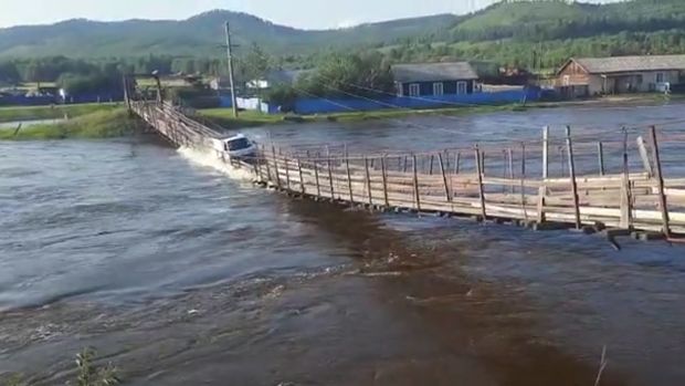 Asma körpüdən keçən yük maşını çaya yuvarlandı - VİDEO