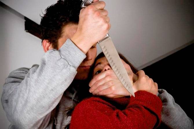 Kişi gözəllik salonunda işləyən arvadını 10 bıçaq zərbəsi ilə öldürdü - BAKIDA (VİDEO)