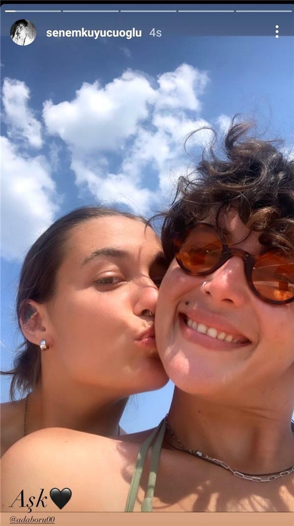 Türkiyə gözəli həmcinsi ilə dodaq-dodağa - 