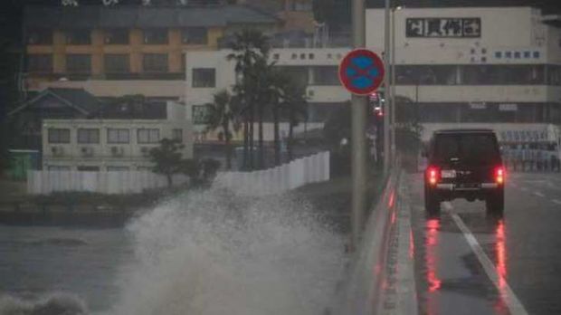 Güclü tayfun Tokioya yaxınlaşır - VİDEO