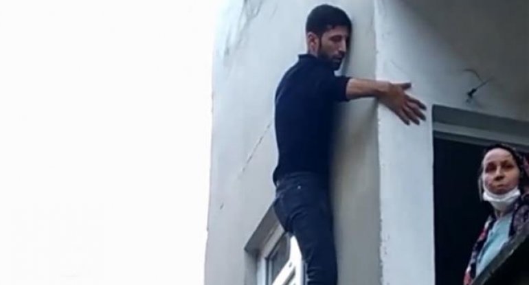 Pəncərədə çıxılmaz vəziyyətdə qalan oğru bina sakinlərinə yalvardı - VİDEO