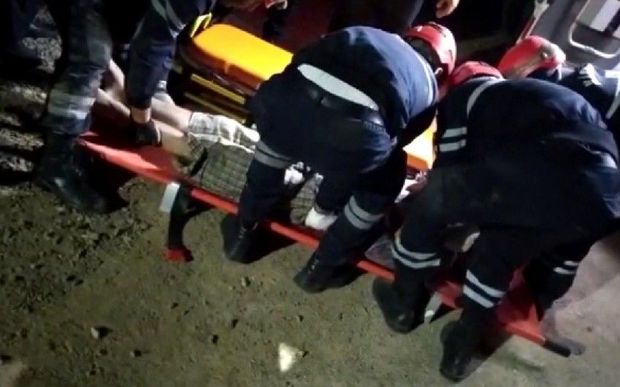 Güclü külək evin damını uçurub, dağıntılar altından bir nəfər çıxarılıb - VİDEO