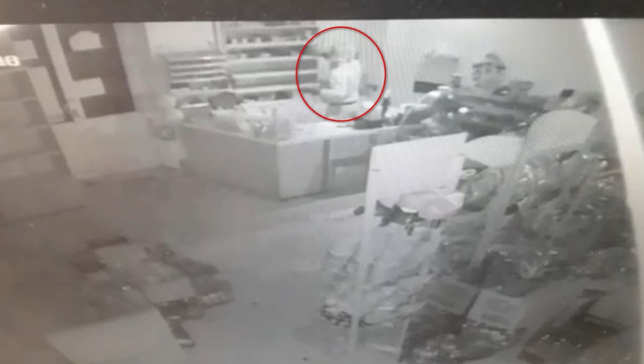 Gəncədə  mağazadan oğurluq edən şəxs saxlanılıb - FOTO (ÖZƏL)